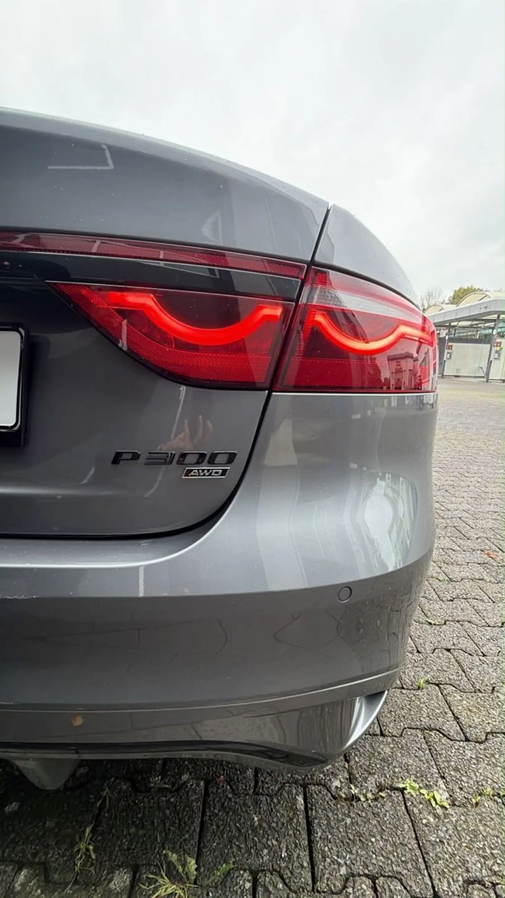Jaguar XF R-Dynamic HSE AWD — photo 9
