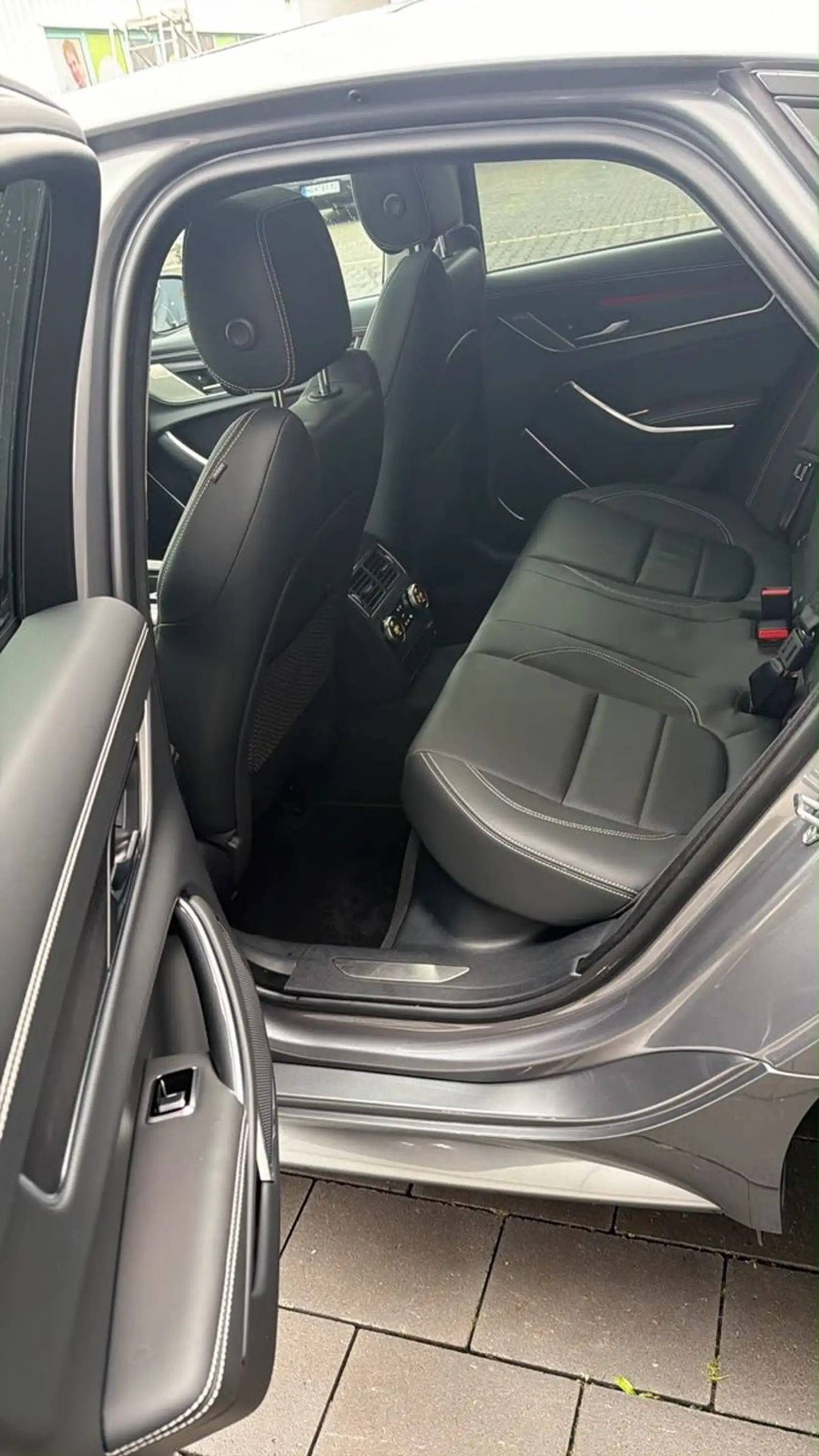 Jaguar XF R-Dynamic HSE AWD — photo 10