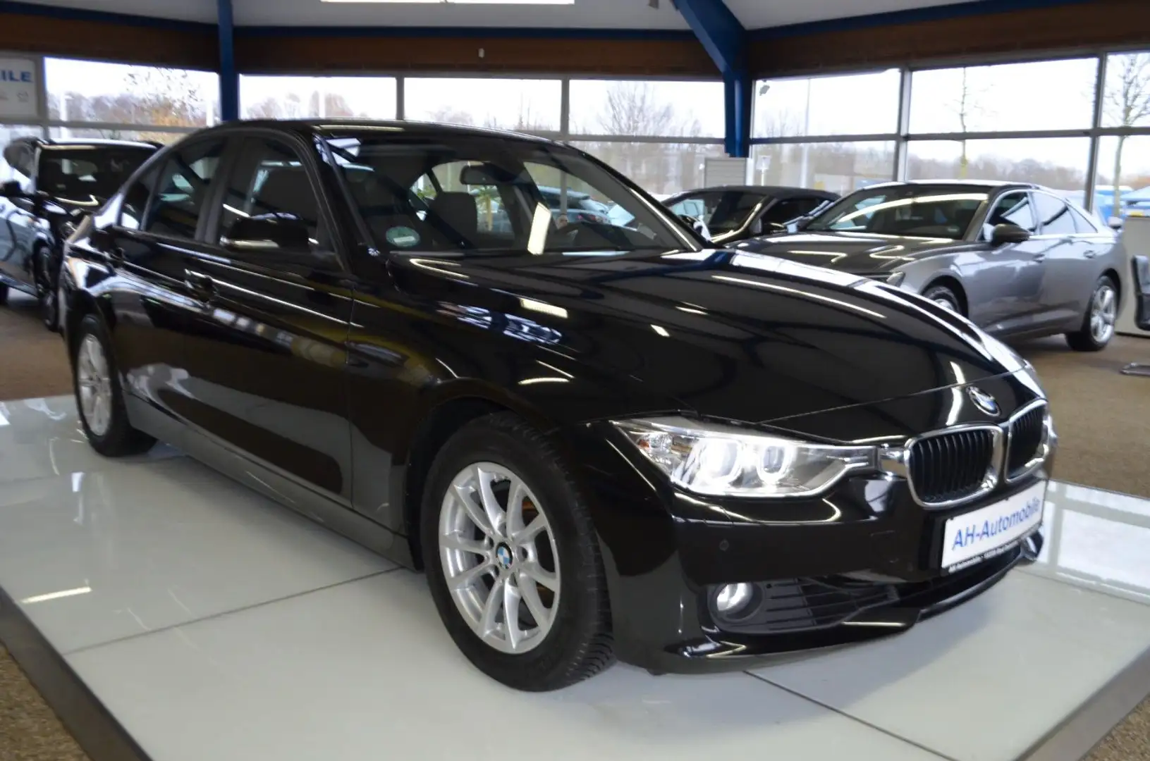 BMW 320 i Lim. xDrive Bi-XENON / NAVI / KLIMA / PDC Schwarz - 2