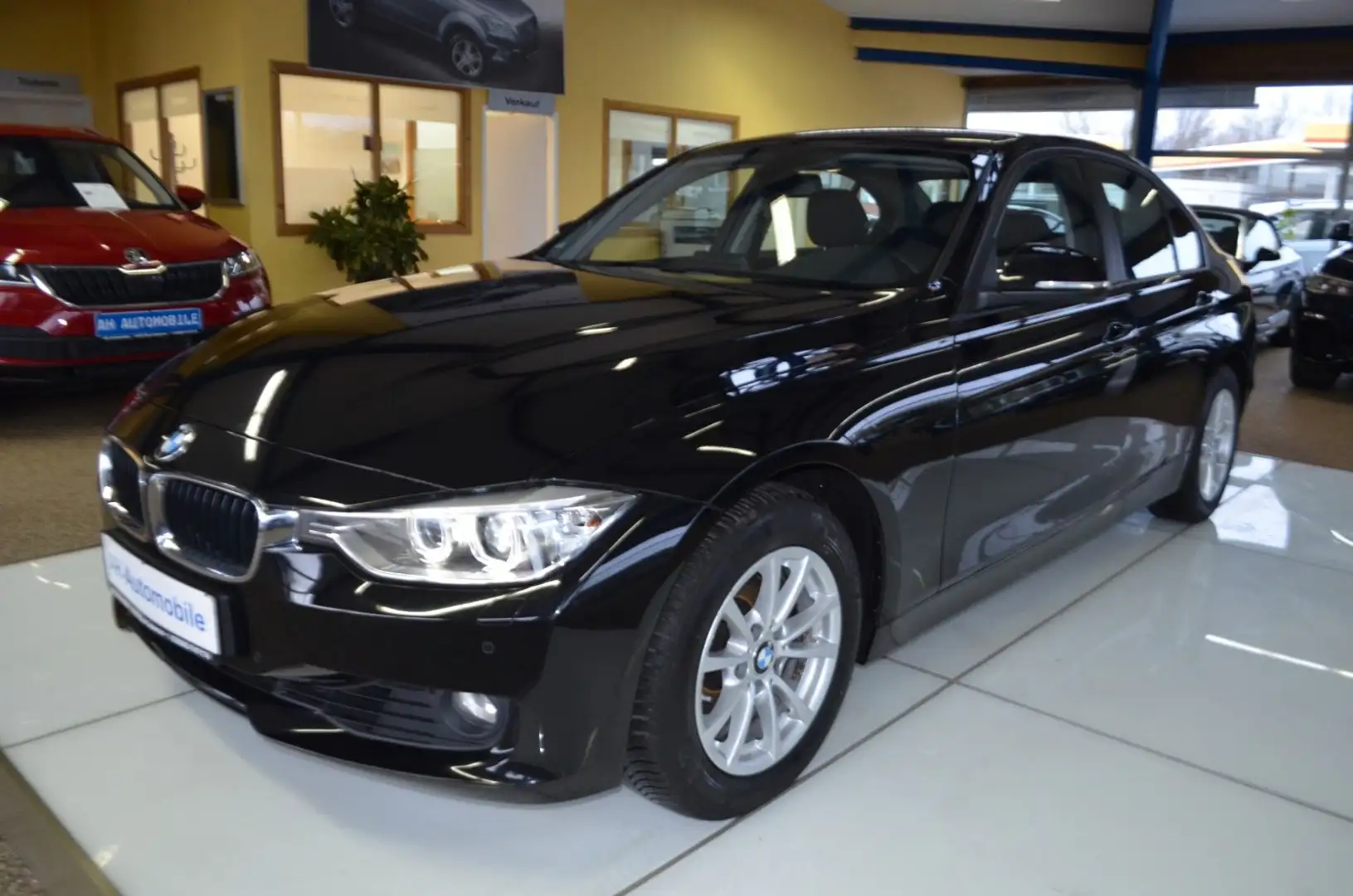 BMW 320 i Lim. xDrive Bi-XENON / NAVI / KLIMA / PDC Schwarz - 1