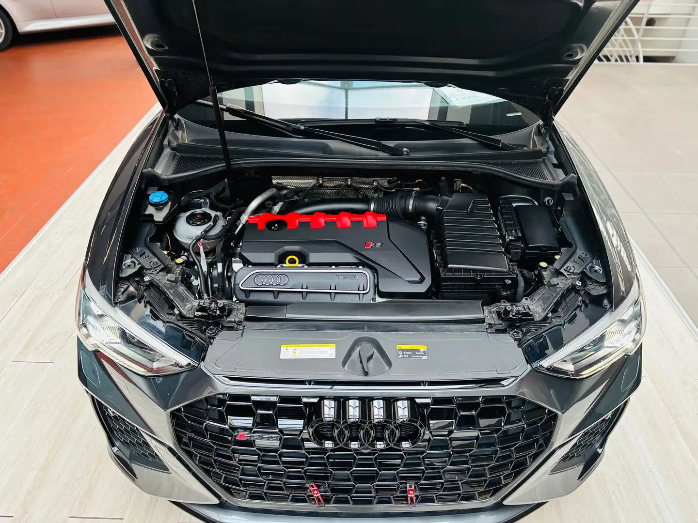 Audi RS Q3 2.5 TFSI quattro super Zustand ,TÜV Service Neu Gris - 2