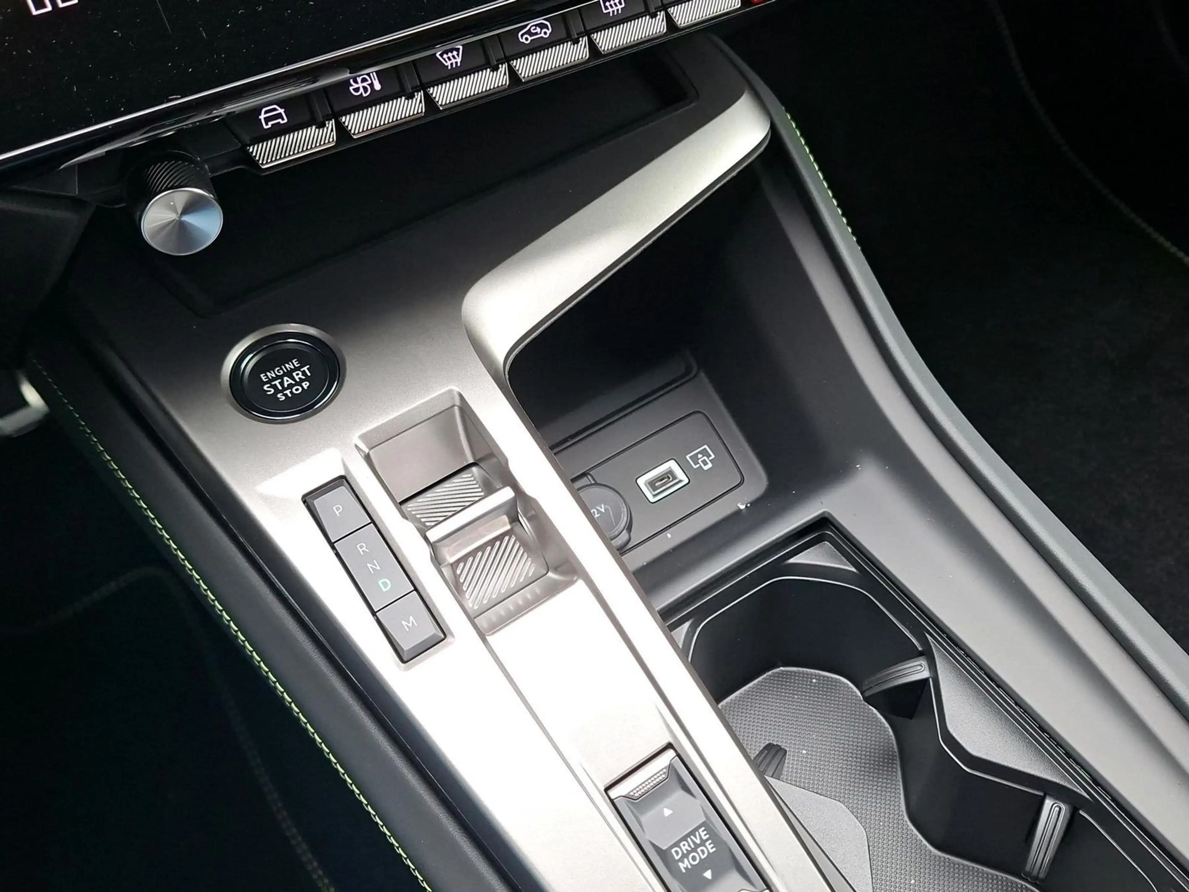 Peugeot 308 GT Hybrid 145 e-DSC6 Kamera Navi — photo 11