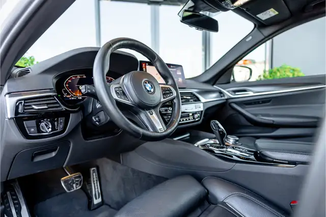 BMW 5 Series view 11