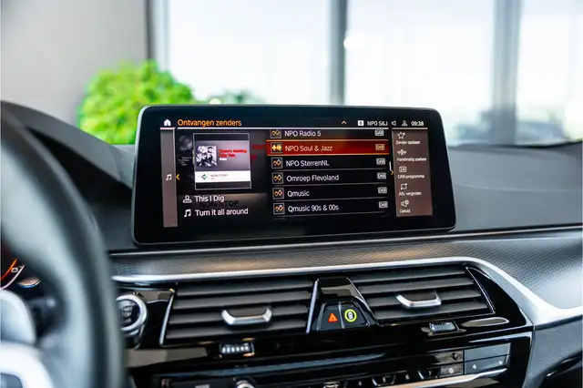 BMW 5 Series view 28
