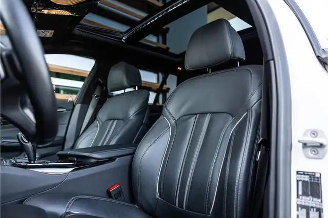 BMW 5 Series view 9