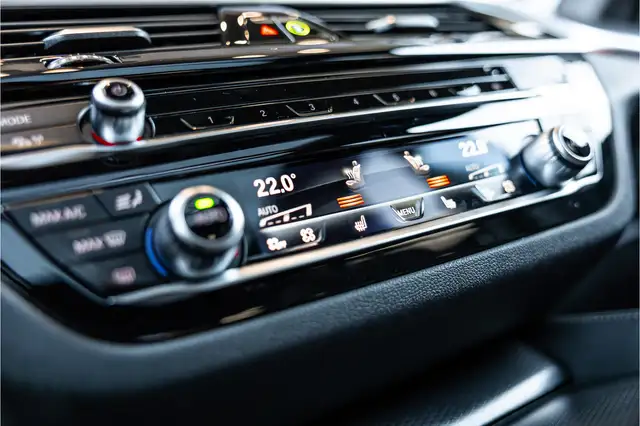 BMW 5 Series view 26