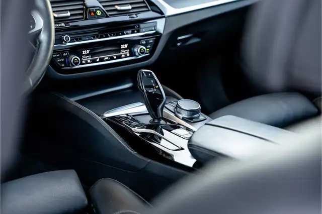 BMW 5 Series view 22