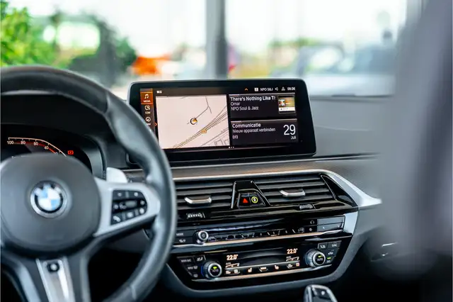 BMW 5 Series view 24