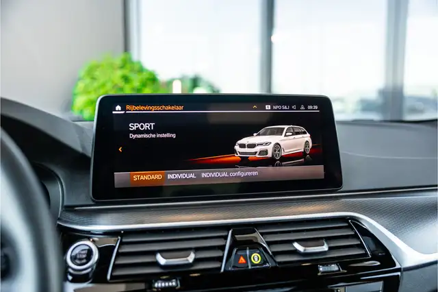 BMW 5 Series view 29