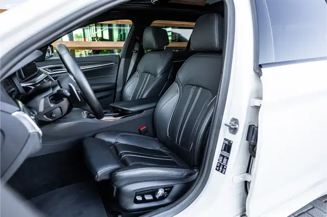 BMW 5 Series view 8