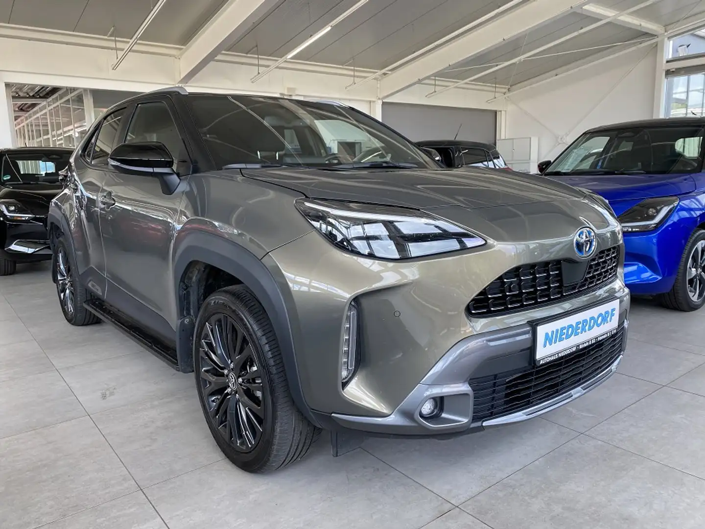 Toyota Yaris Cross 1.5 Hybrid Adventure AWD-i NAVI Grau - 1