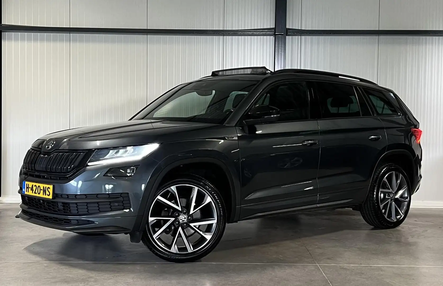 Skoda Kodiaq 1.5 TSI Sportline Pano Virtual 7 Pers Trekhaak Grijs - 1