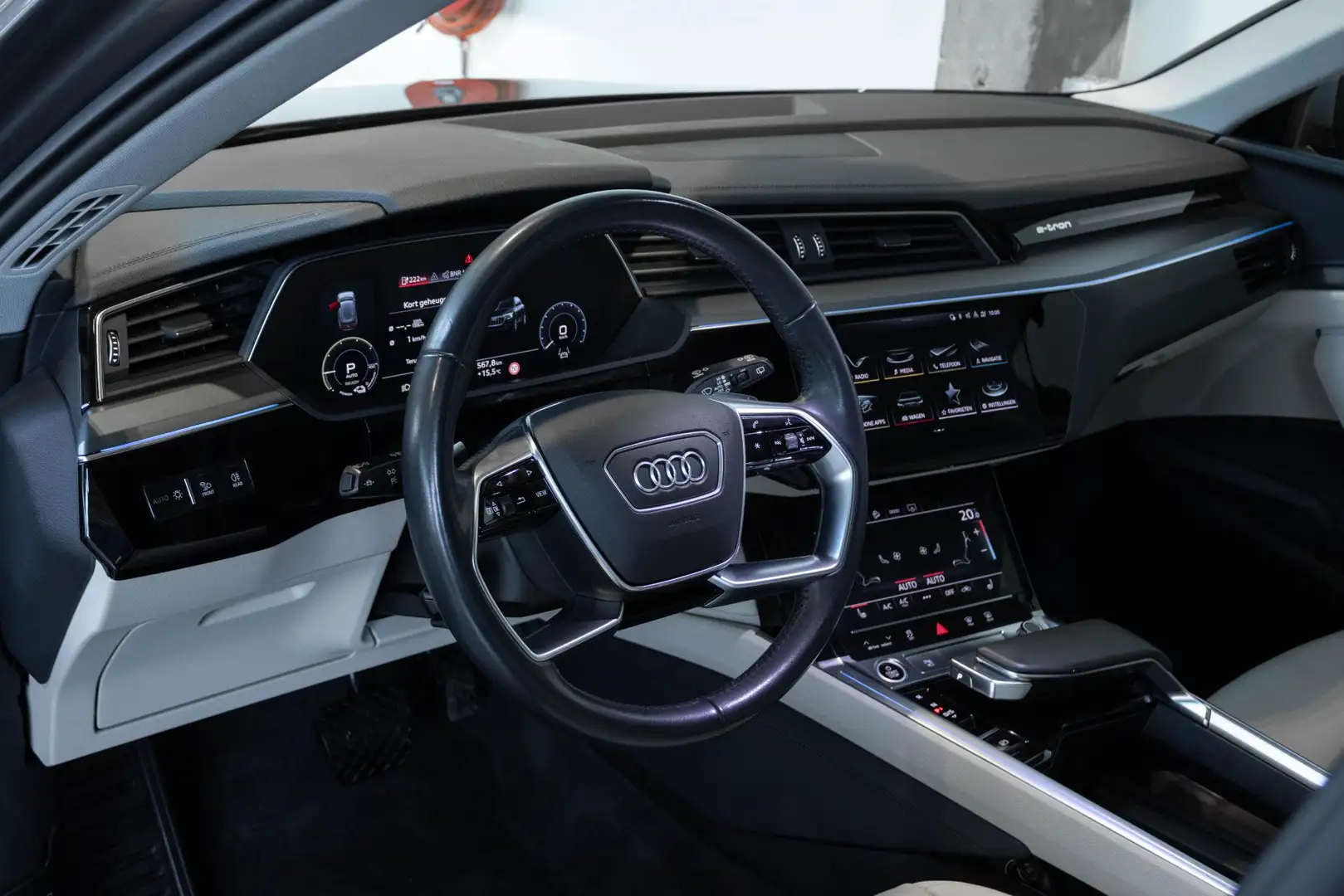 Audi e-tron 55 quattro Business edition Plus 95 kWh | Panorama Grau - 2