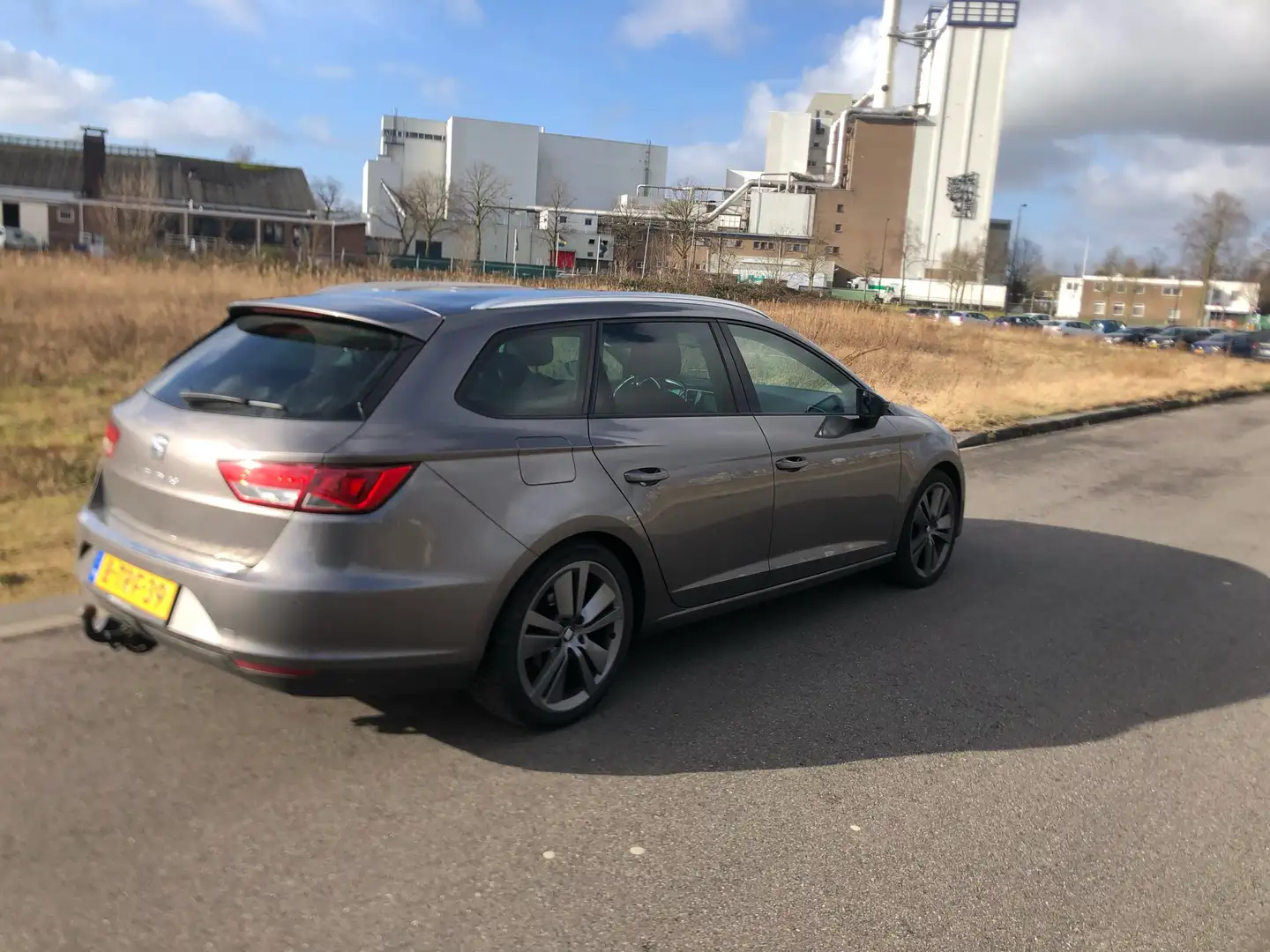 SEAT Leon 1.6 TDI St. Bns. Ec. Grijs - 1