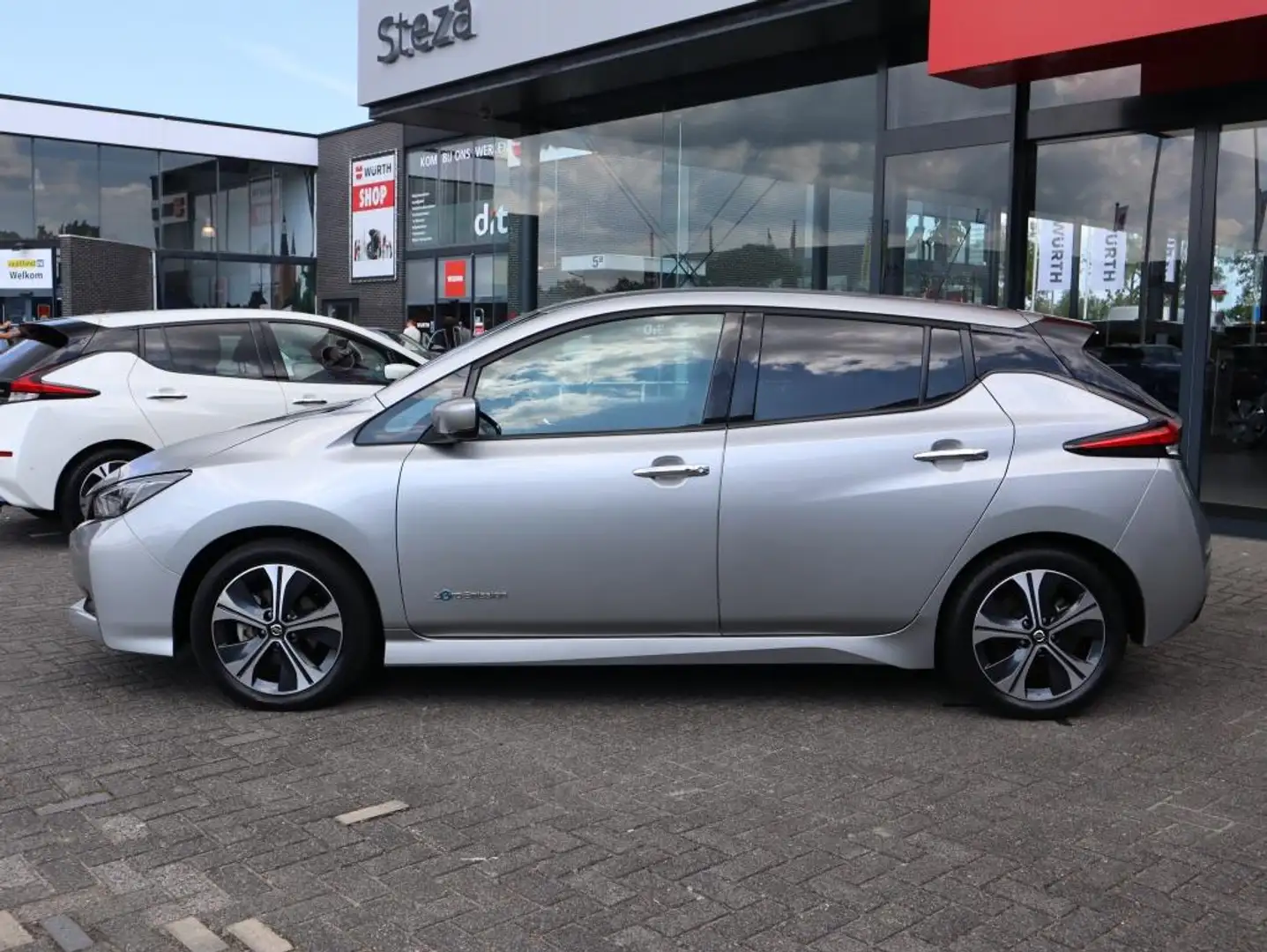 Nissan Leaf N-Connecta 40 kWh 150PK // 8% Bijtelling Grijs - 2
