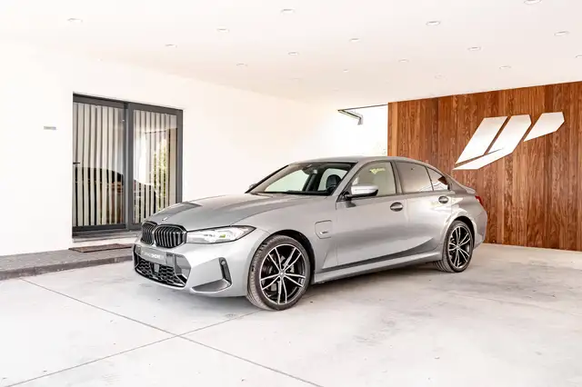 BMW 330 e, M pack, Parkeerassistent, Elektrische zetels