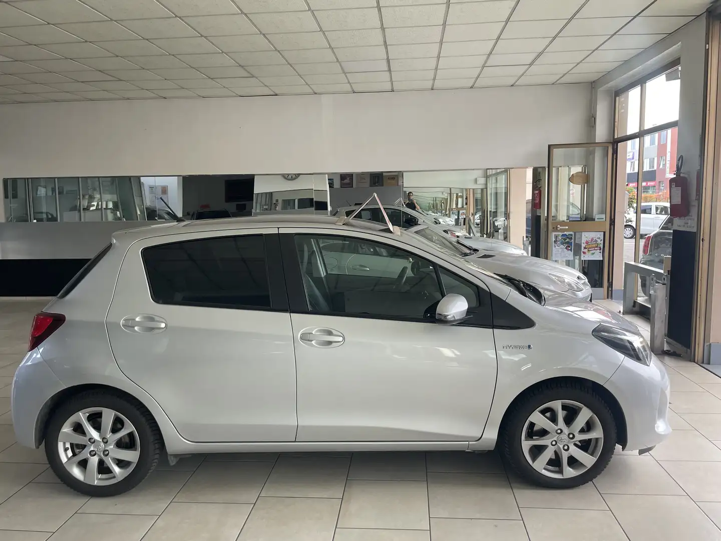 Toyota Yaris 5p 1.5h Style - Nessun vincolo - Grijs - 2