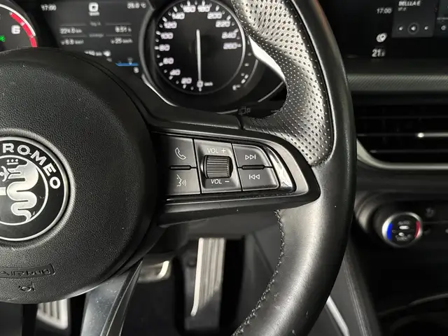Alfa Romeo Stelvio view 11