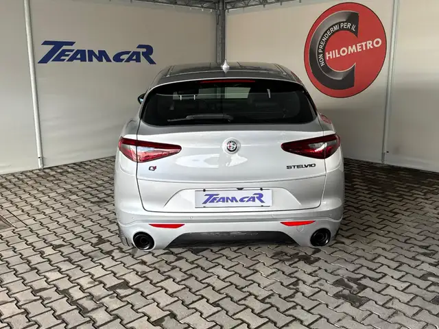 Alfa Romeo Stelvio view 4