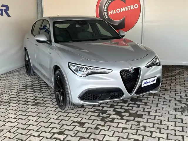 Alfa Romeo Stelvio view 13