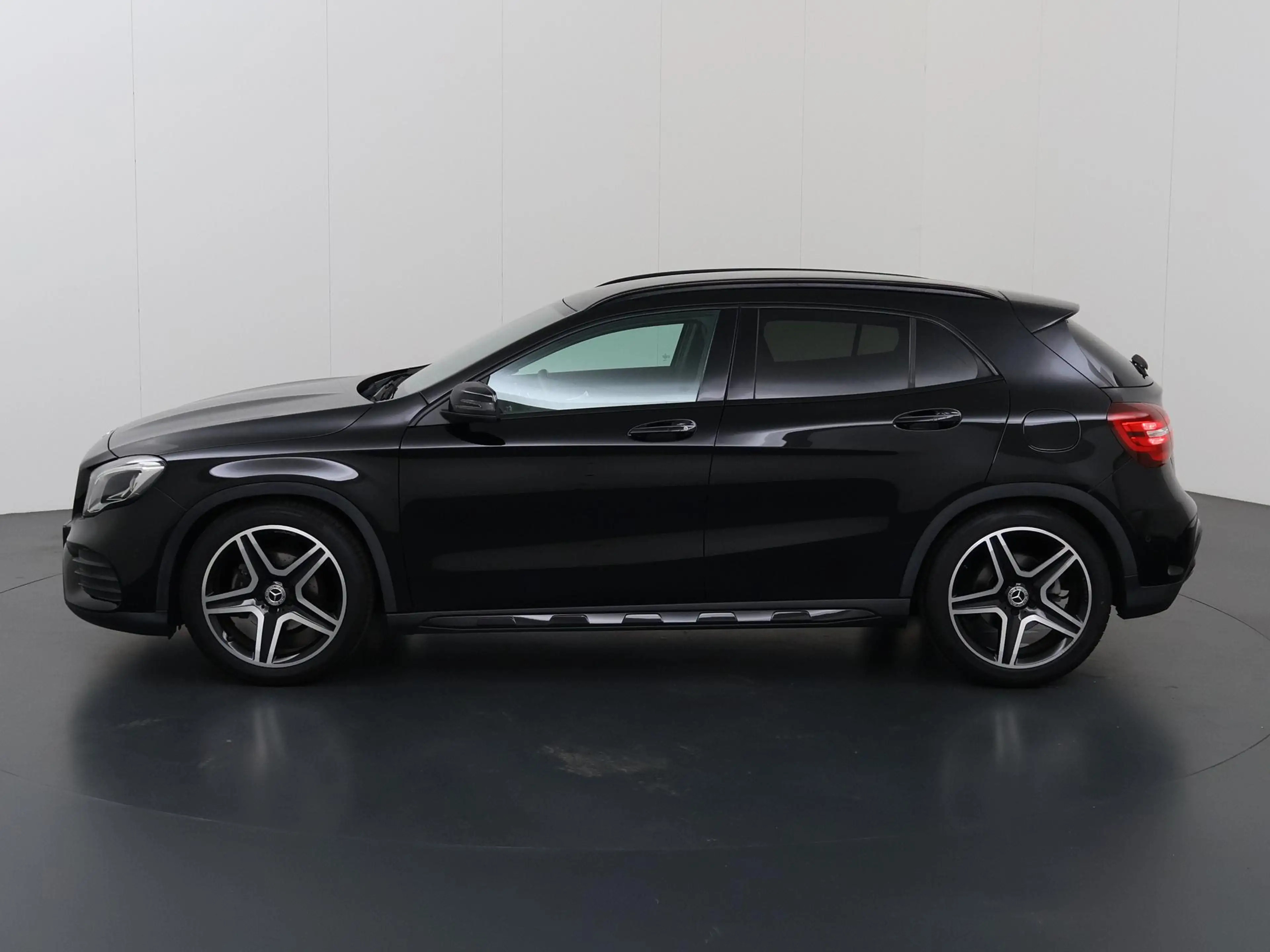 Mercedes-Benz GLA 180 Business Solution AMG Limited | Night | Multibeam — photo 5