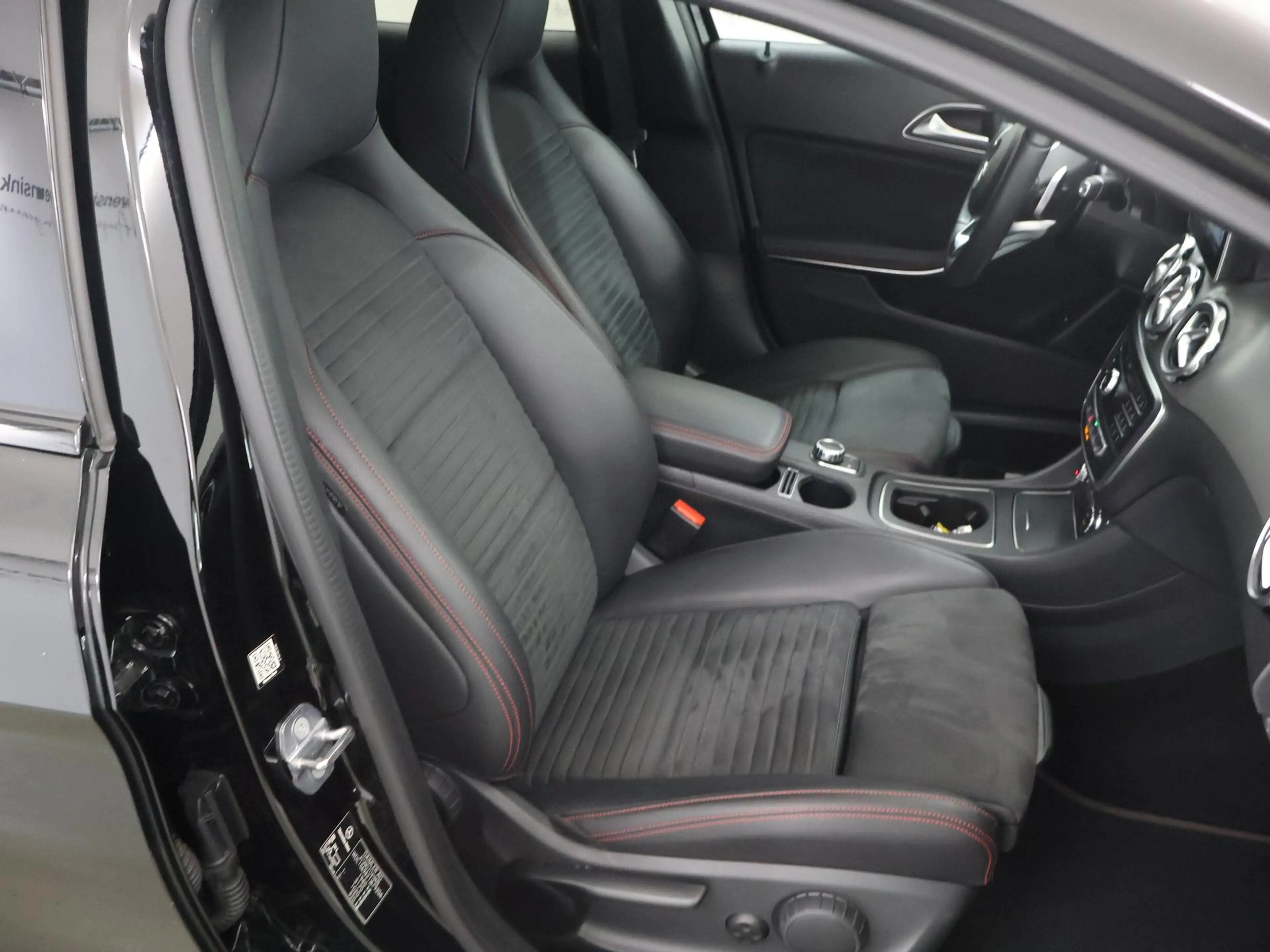 Mercedes-Benz GLA 180 Business Solution AMG Limited | Night | Multibeam — photo 10