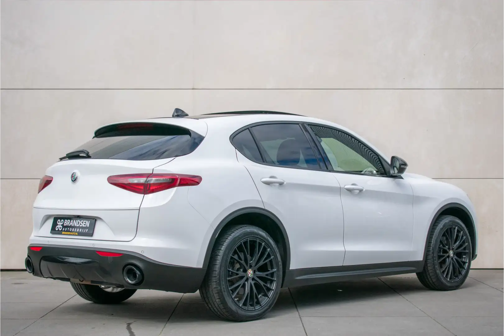 Alfa Romeo Stelvio 2.0 T AWD First Edition Pano-20"-Trekhaak-Keyless- Wit - 2