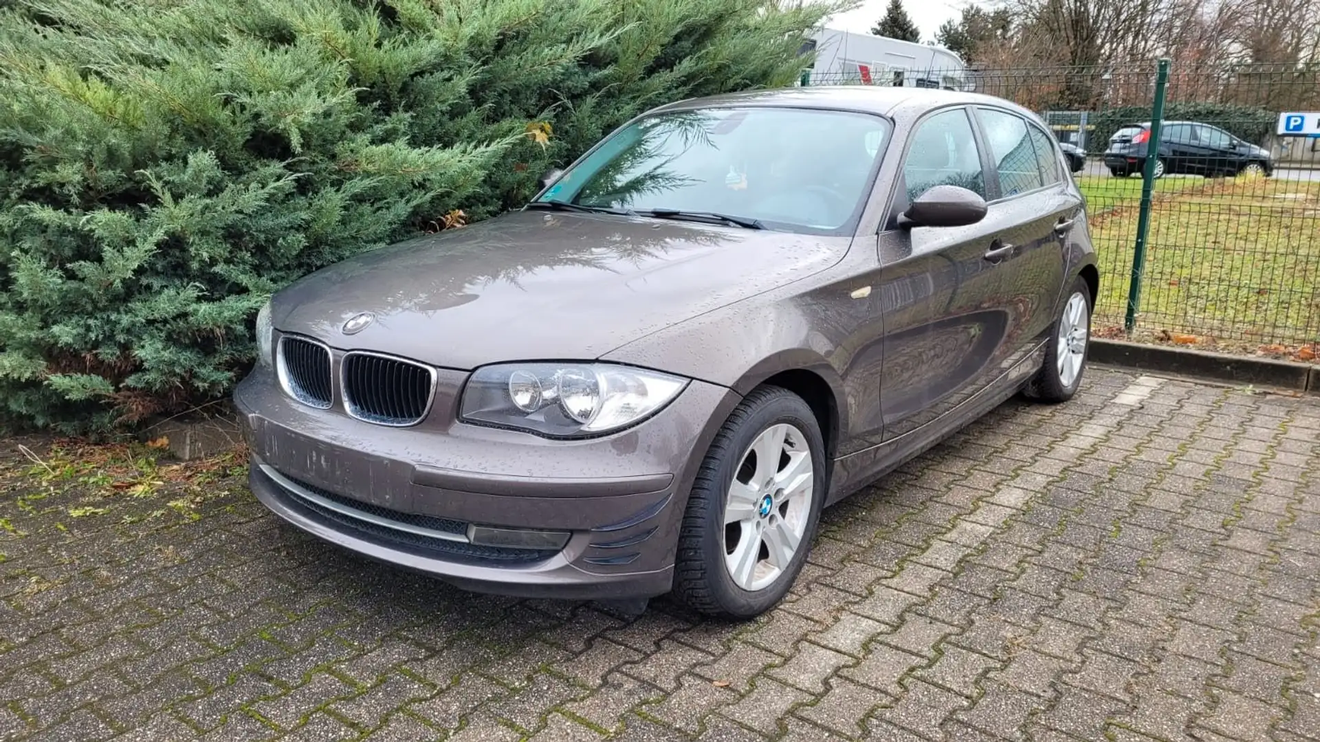 BMW 118 Lim. Automatik Advantage Marrón - 1