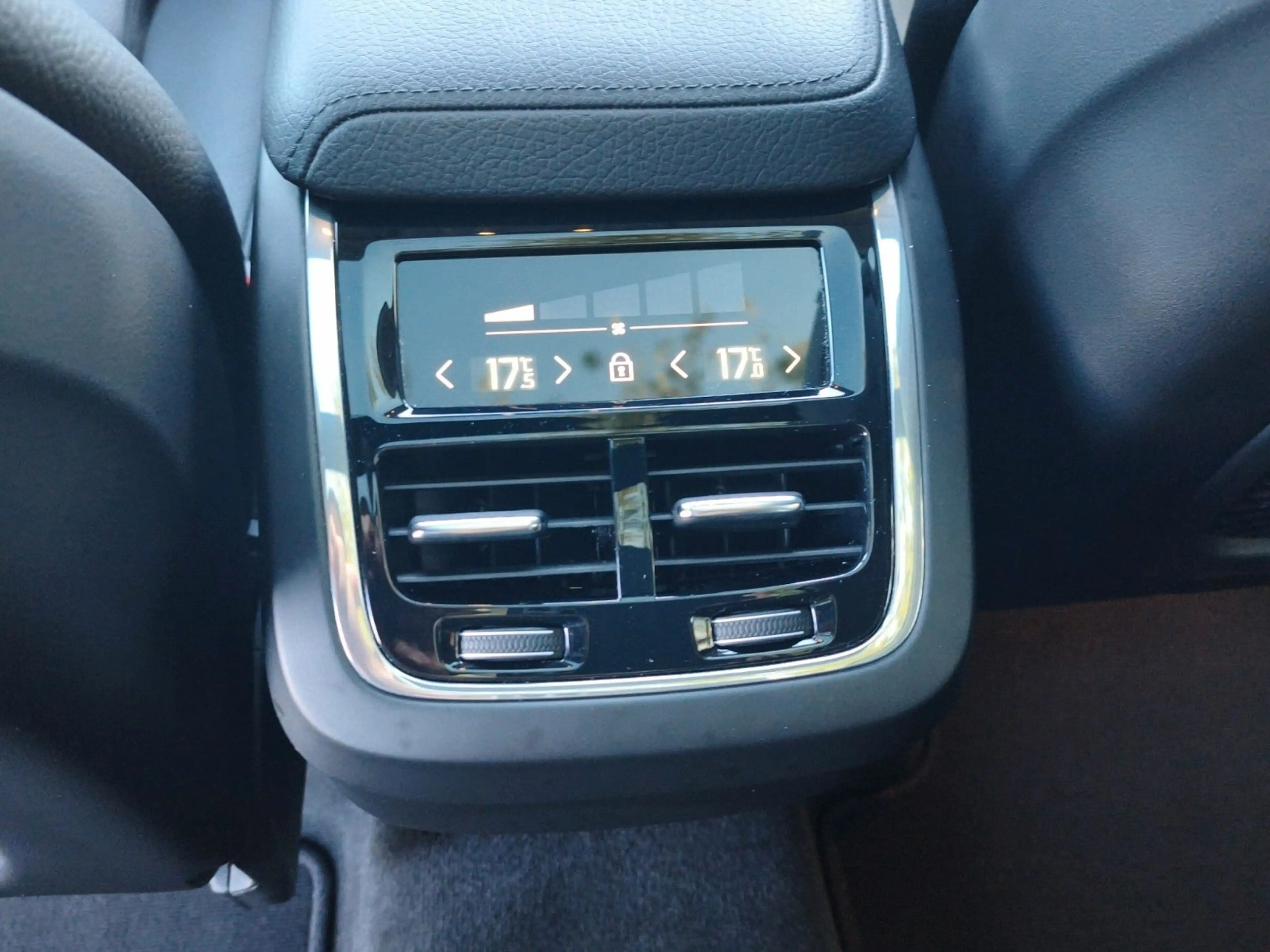 Volvo XC60 B4 Inscription AWD — photo 12