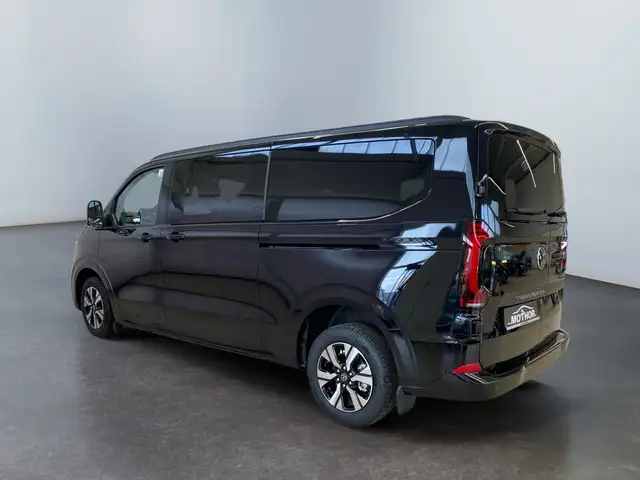 Volkswagen Transporter view 4