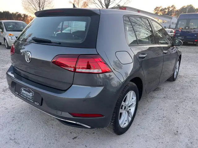 Volkswagen Golf view 4