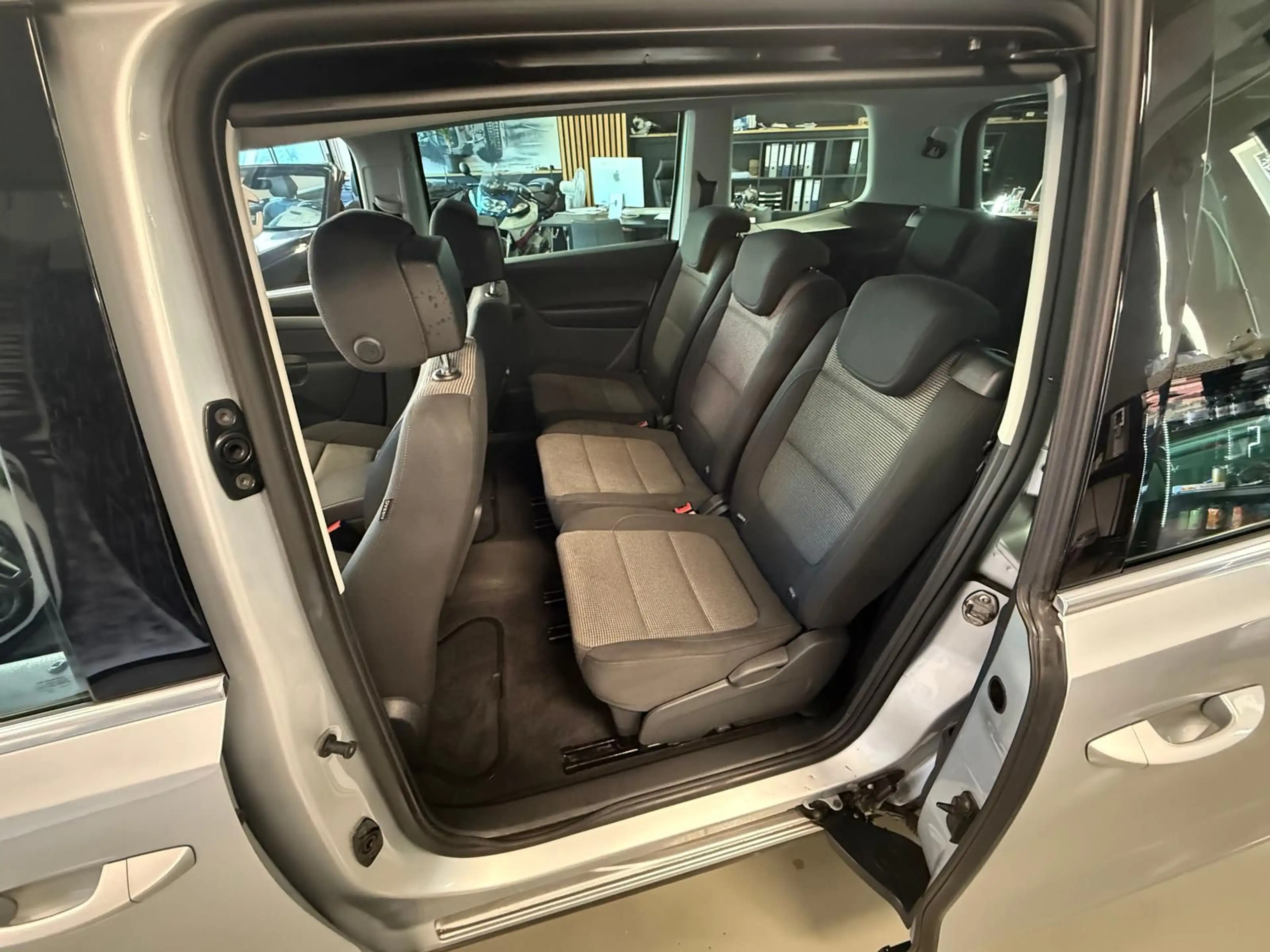 Volkswagen Sharan 2.0 TDI Comfortline 7 SITZER NAVI PDC SHZ — photo 14