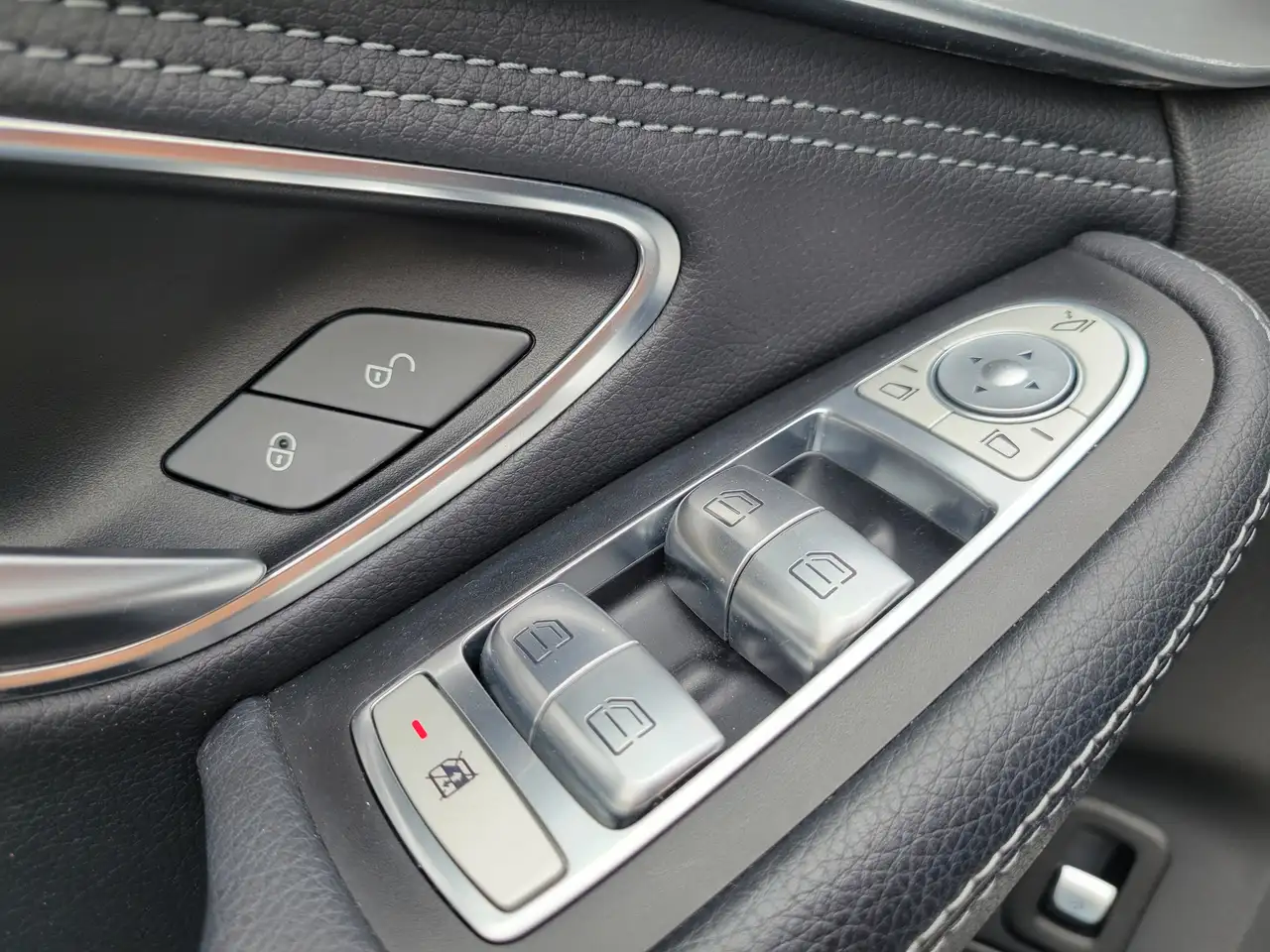 Mercedes-Benz C-Class снимка Mercedes-Benz C-Class