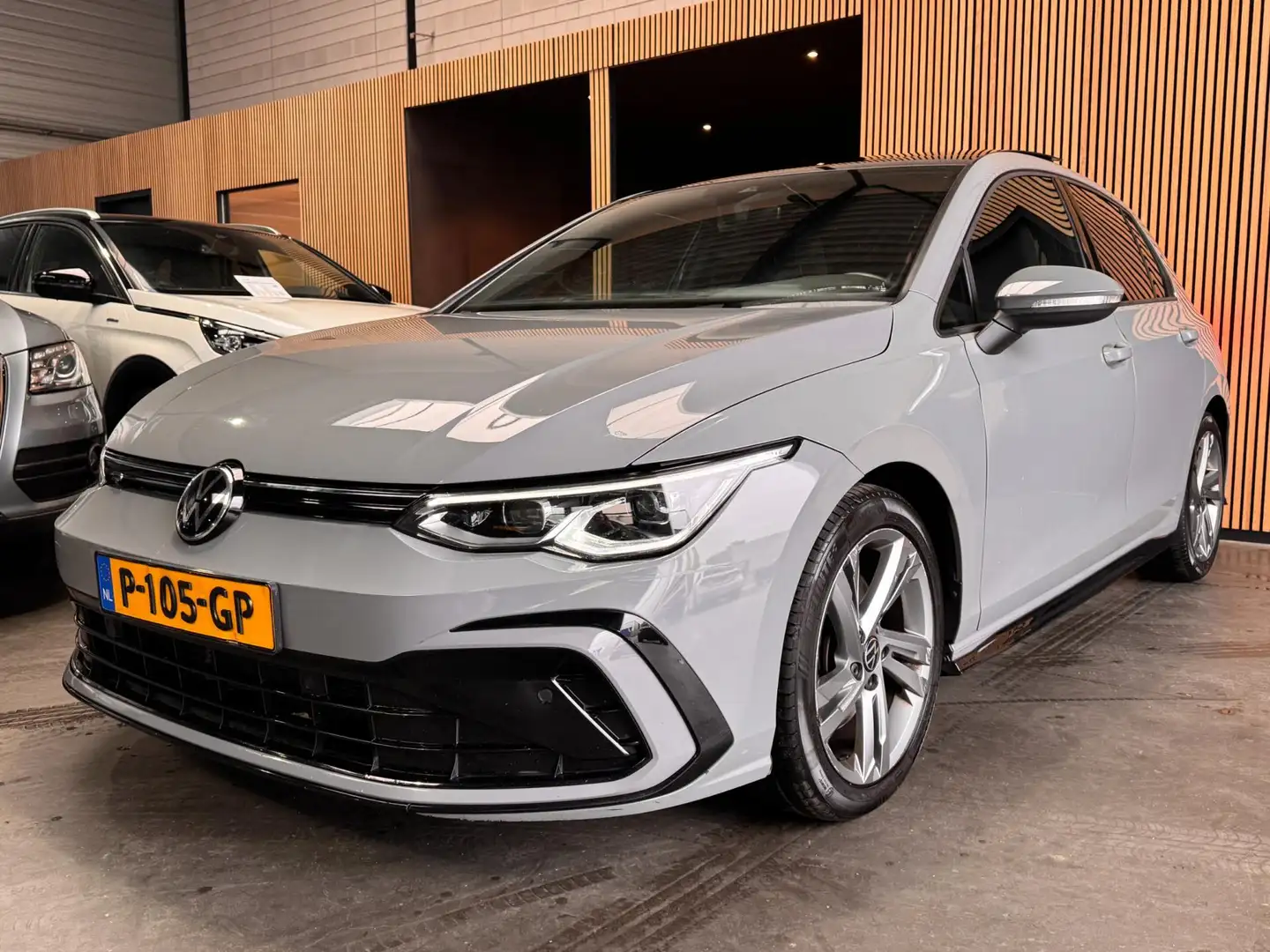 Volkswagen Golf 1.5 eTSI R-Line Automaat Pano|IQlight|Camera Grijs - 1