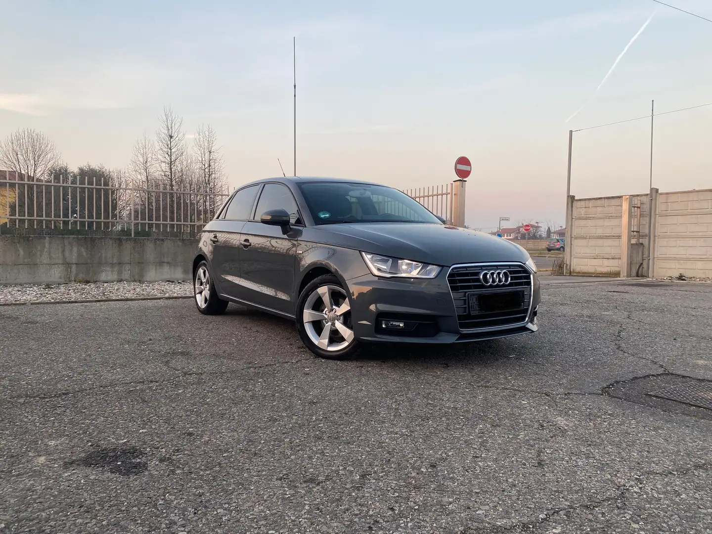 Audi A1 Sportback 1.6 tdi Grijs - 1