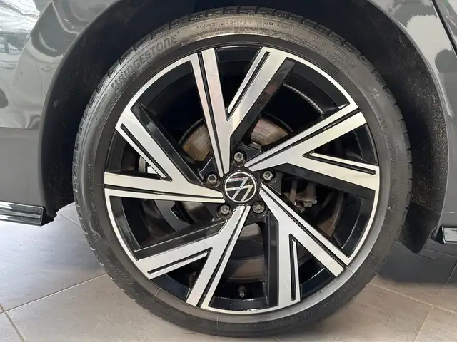 Volkswagen Golf view 3