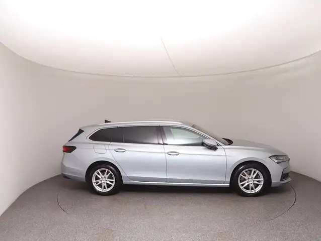 Skoda Superb view 4