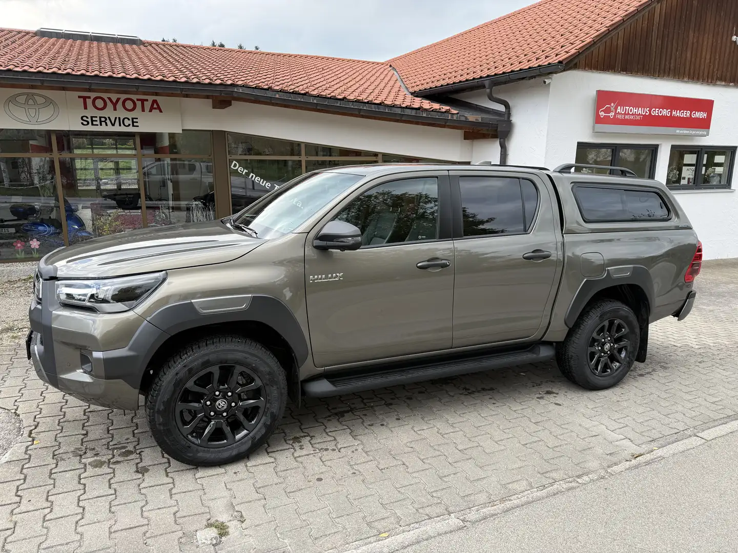 Toyota Hilux 4x4 Double Cab MHEV Autm. Invincible Bronze - 1