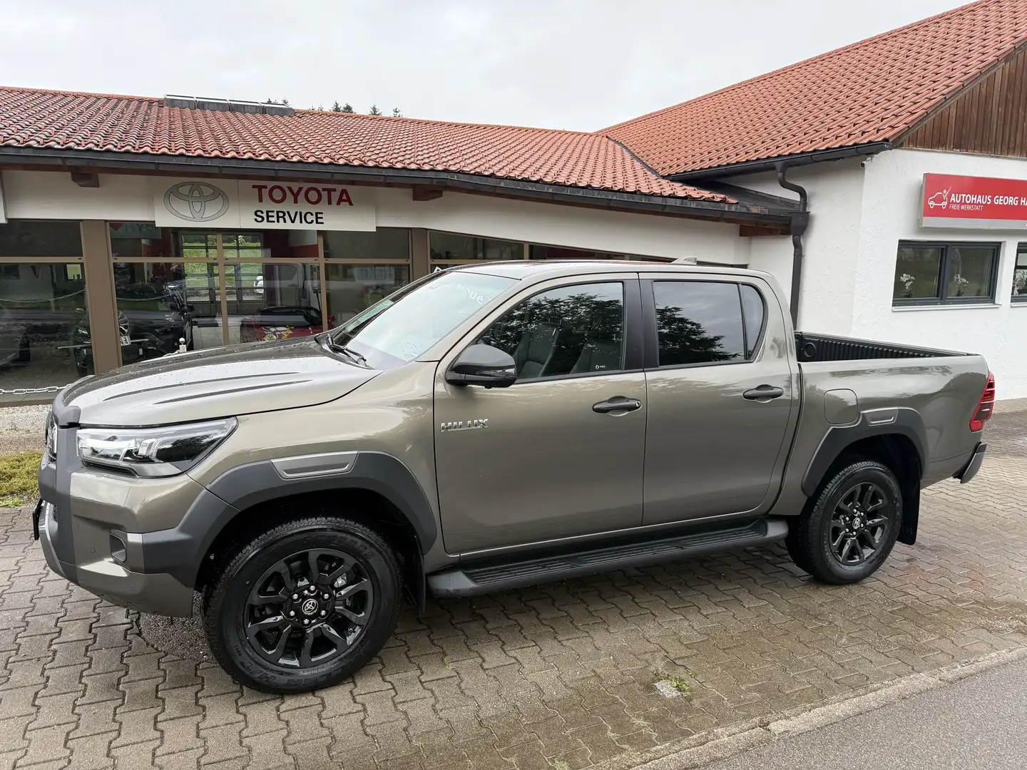 Toyota Hilux 4x4 Double Cab MHEV Autm. Invincible Bronze - 1