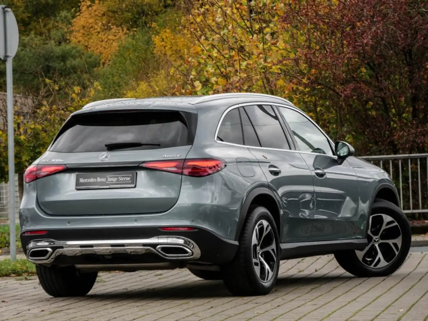 Mercedes-Benz GLC 300 e 4M Avantgarde/Pano/AHK/360/Keyl/Memo Silber - 2