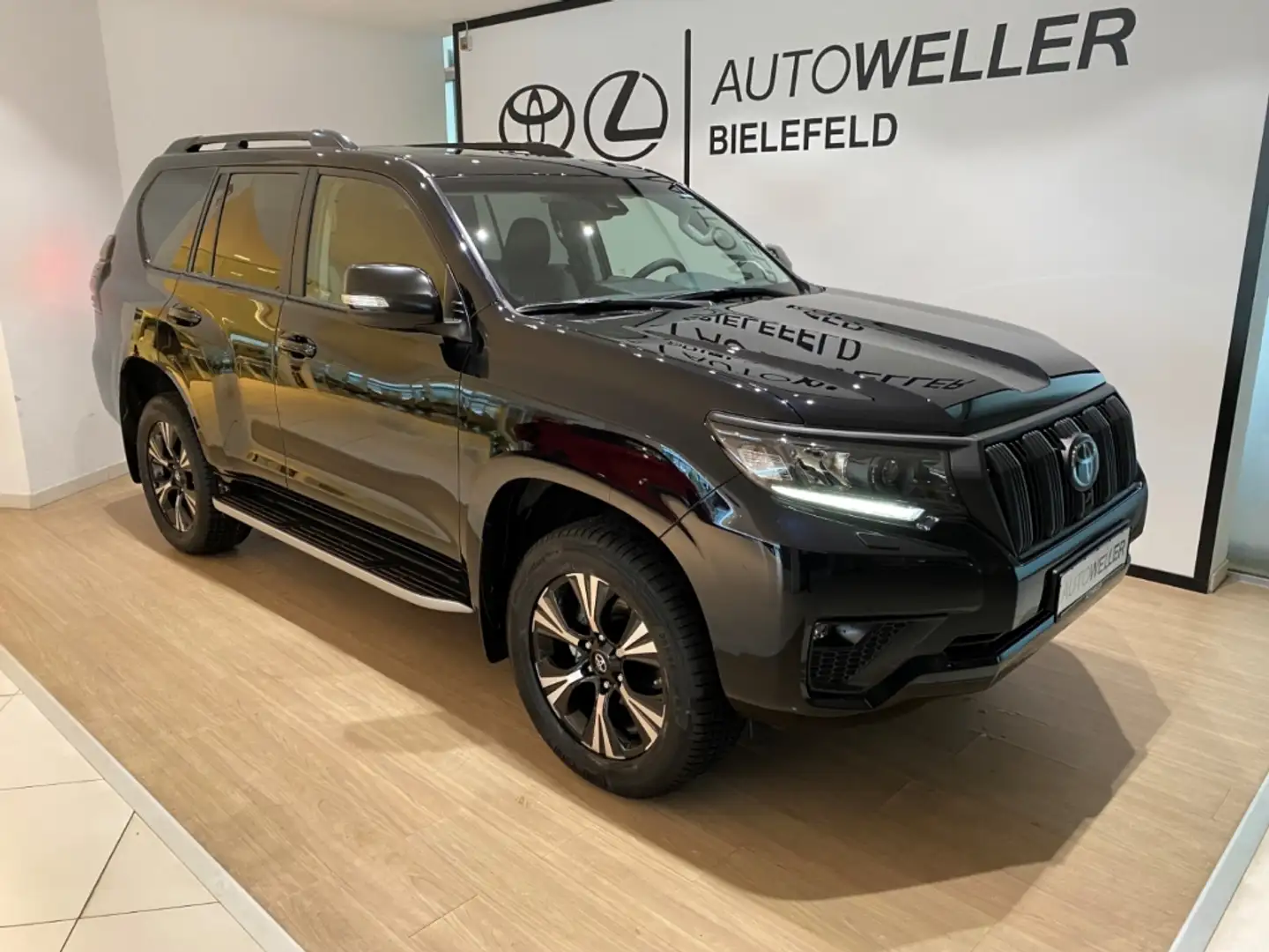 Toyota Land Cruiser 2.8 D-4D Autm.TEC-Edition *AHK*LED* Černá - 1