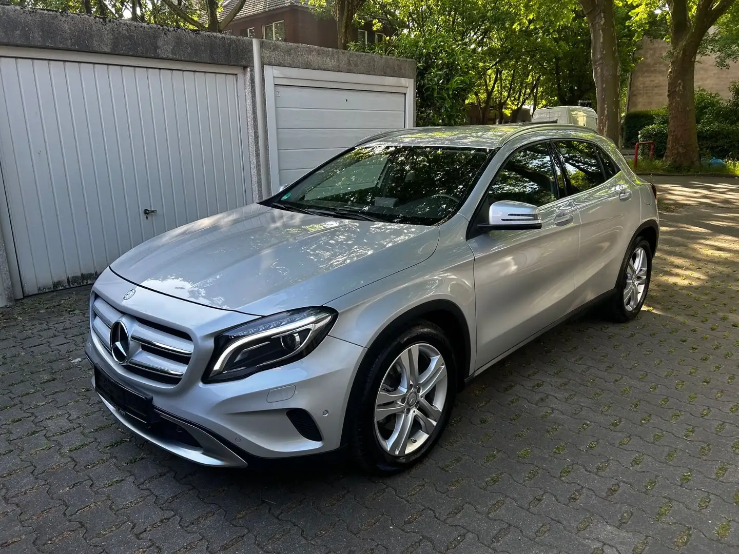 Mercedes-Benz GLA 250 4MATIC Automatik Navi Kamera LED Gümüş rengi - 1