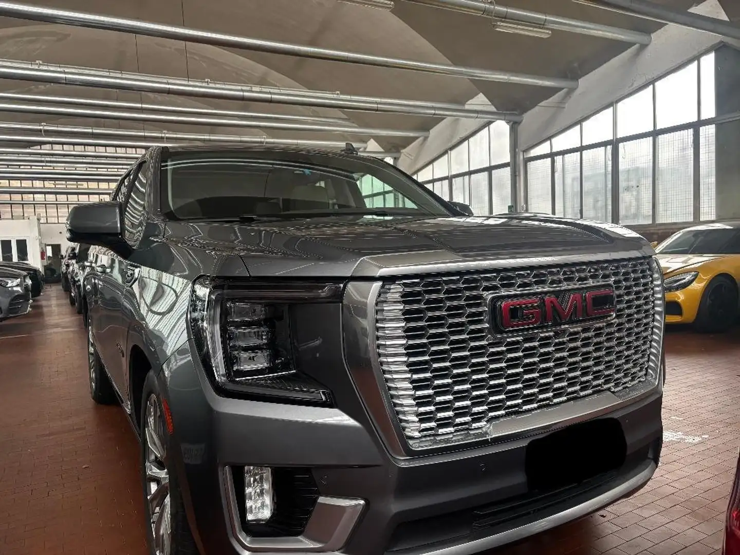 GMC Yukon Denali- MY 2022-  7 posti- iva esposta-tetto full Grau - 1