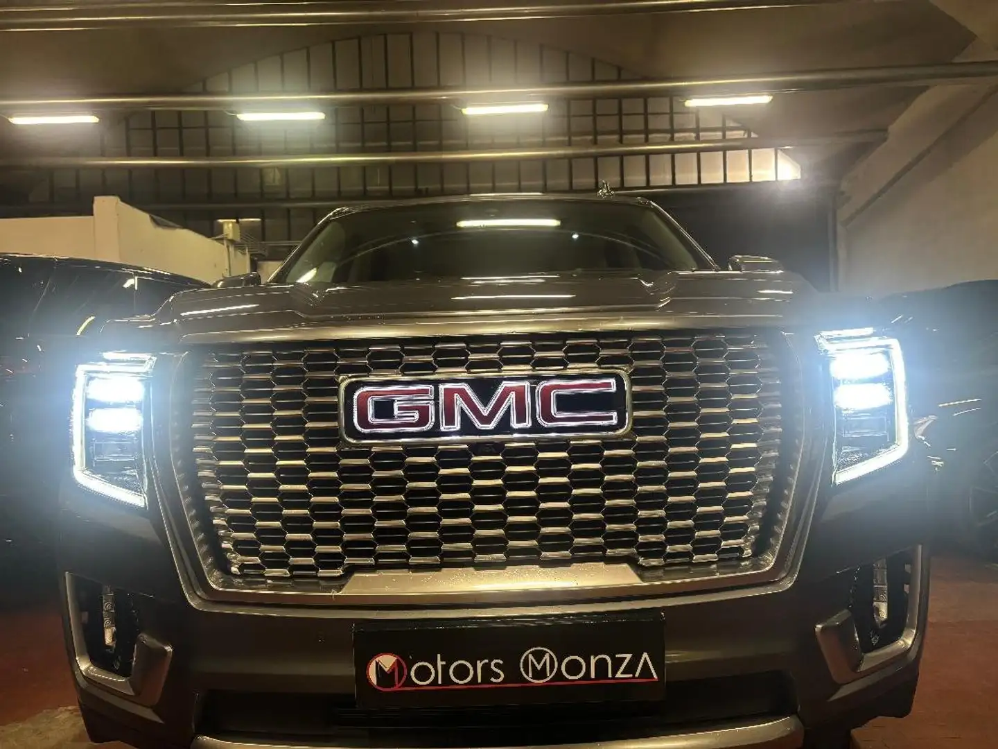 GMC Yukon Denali- MY 2022-  7 posti- iva esposta-tetto full Grau - 2