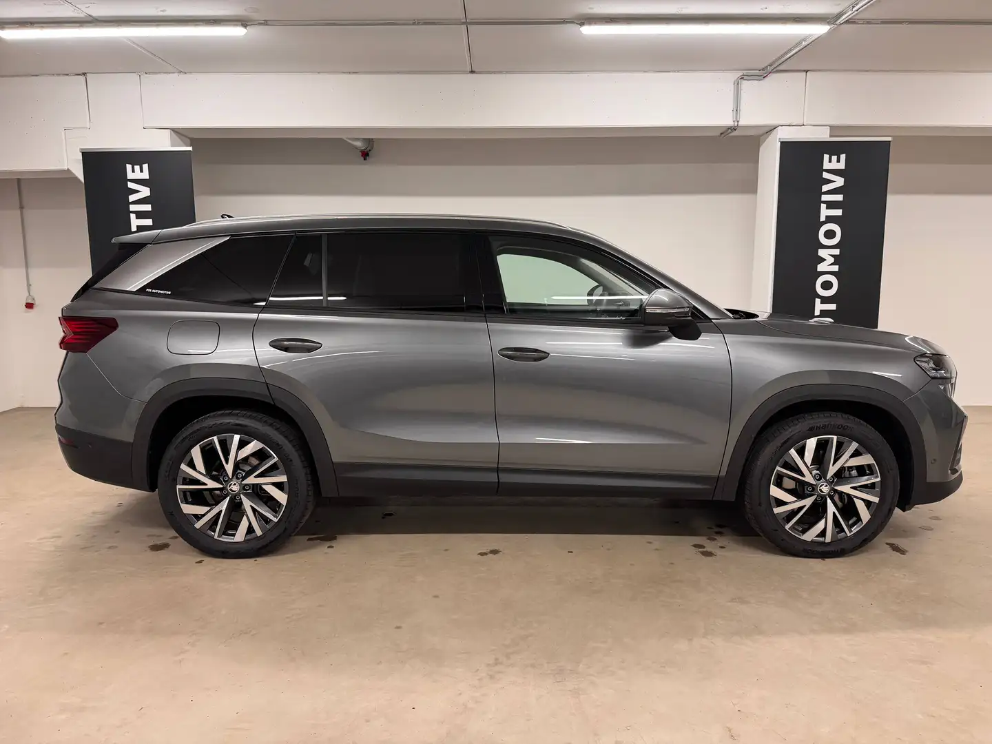 Skoda Kodiaq 2.0 TDI 142 kW 4x4 Selection "NEUWAGENZUSTAND / WERKSGARANTIE" 8-fach bereift, Anhängerkupplung, Sitzmemory, ... Grau - 2