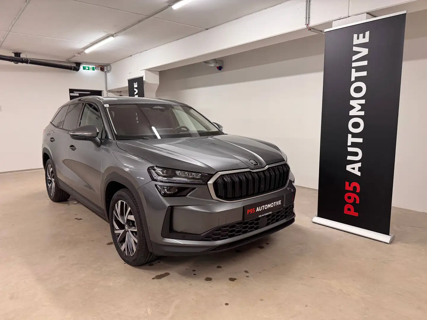 Skoda Kodiaq 2.0 TDI 142 kW 4x4 Selection "NEUWAGENZUSTAND / WERKSGARANTIE" 8-fach bereift, Anhängerkupplung, Sitzmemory, ... Grau - 1