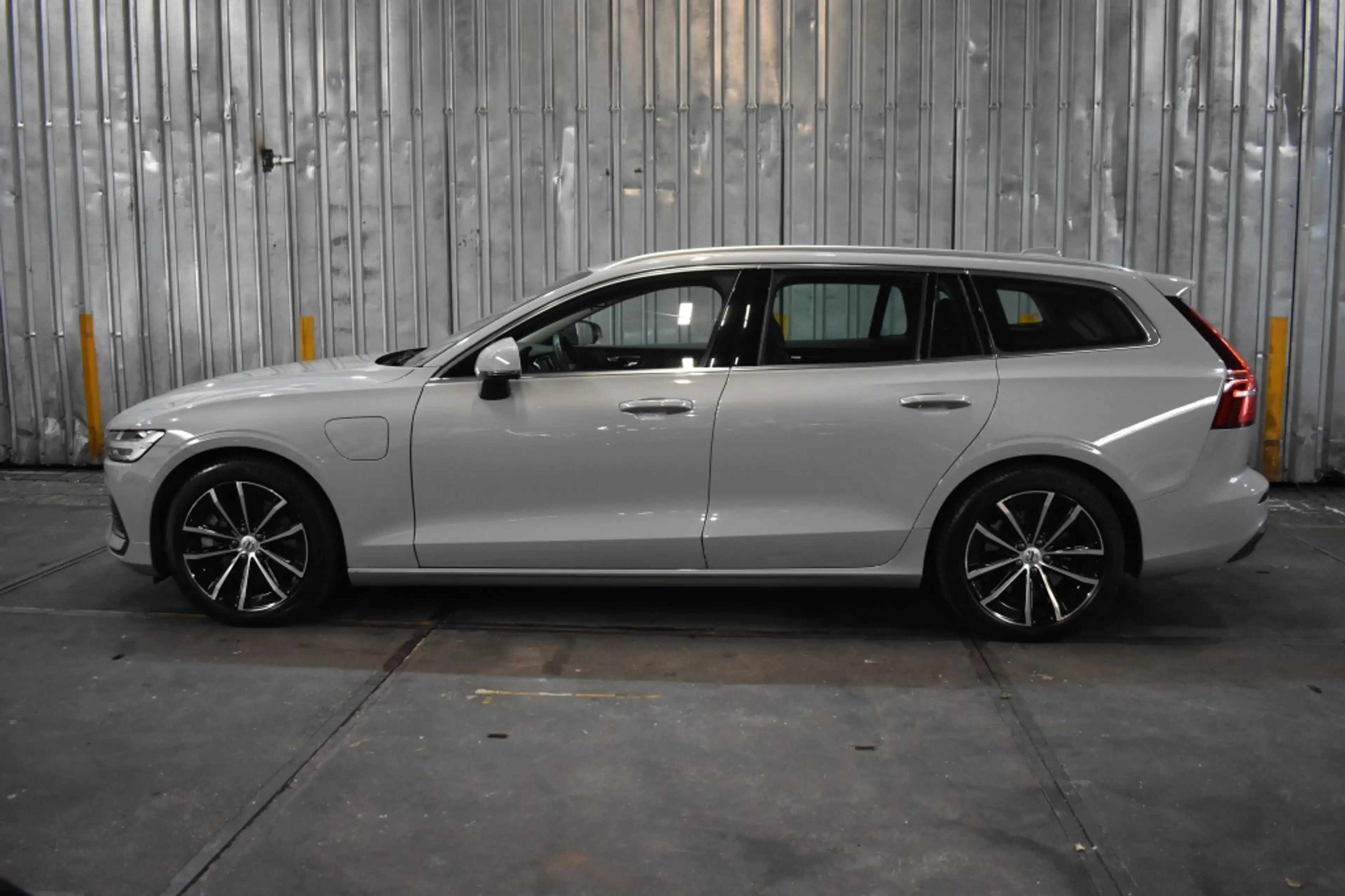 Volvo V60 T6 350PK AWD Essential Bright | 18” | Getint Glas — photo 6