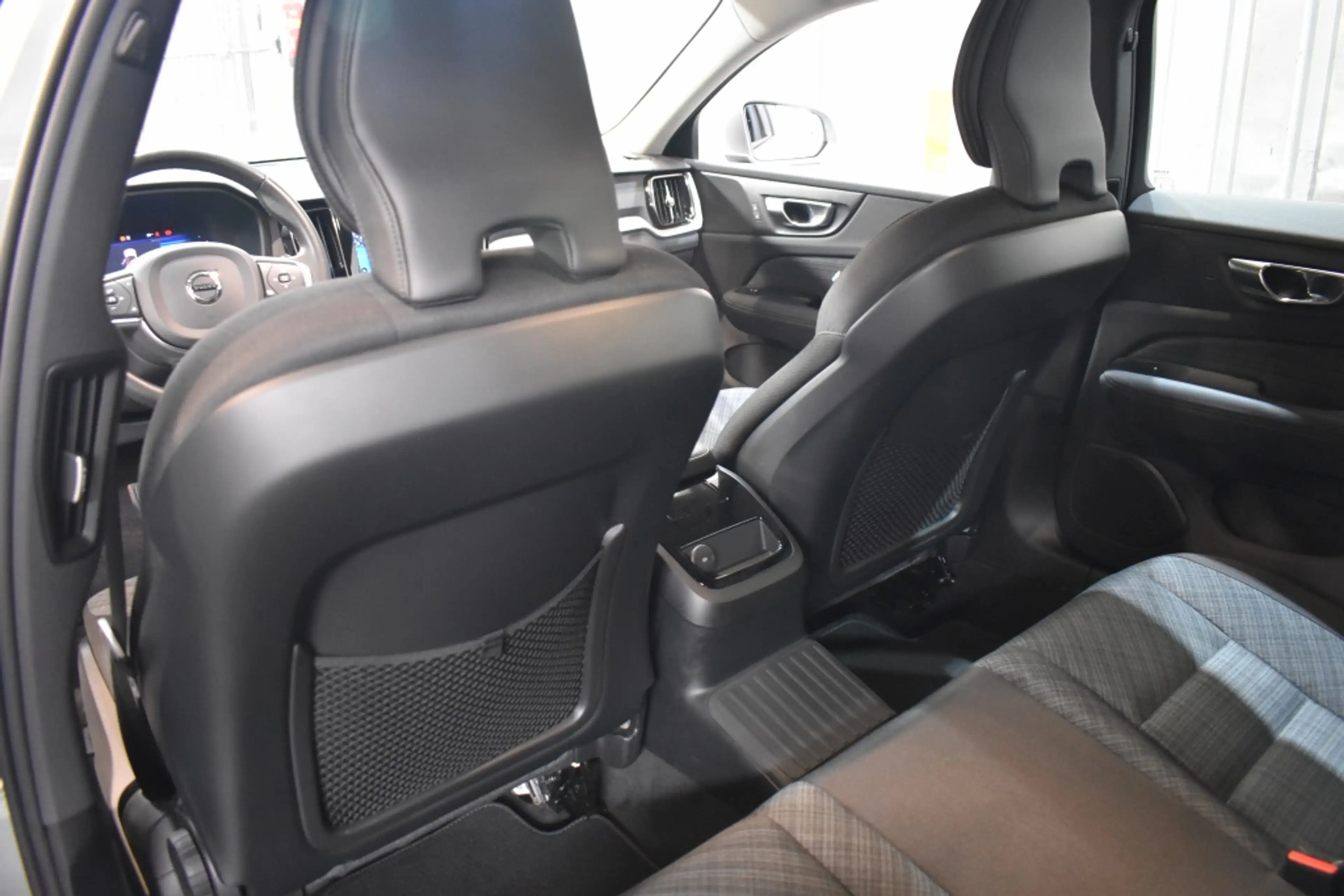 Volvo V60 T6 350PK AWD Essential Bright | 18” | Getint Glas — photo 14