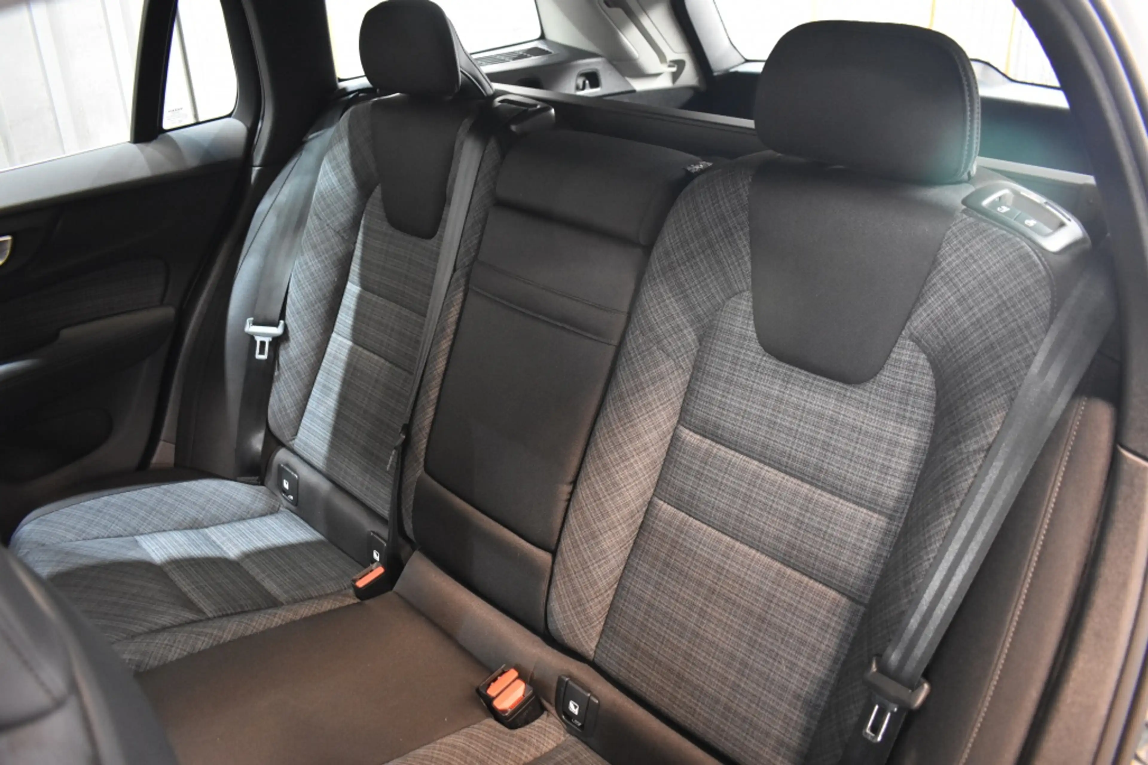 Volvo V60 T6 350PK AWD Essential Bright | 18” | Getint Glas — photo 12