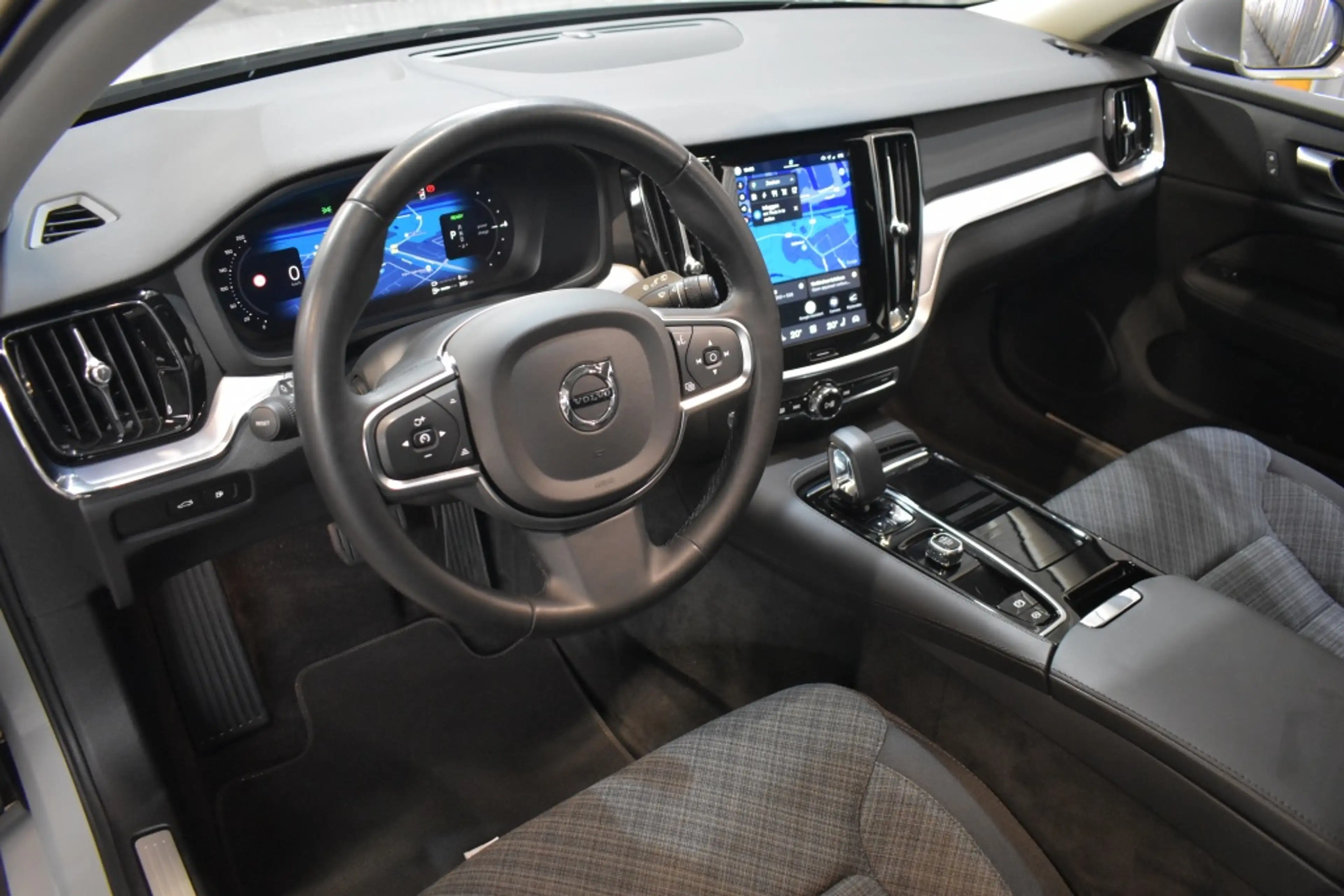 Volvo V60 T6 350PK AWD Essential Bright | 18” | Getint Glas — photo 3